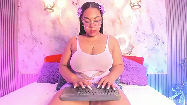 Snapshot of Esmeralda_Duarte chatting on March 14, 9:35 am Esmeralda Duarte online show from March 14, 9:35 am