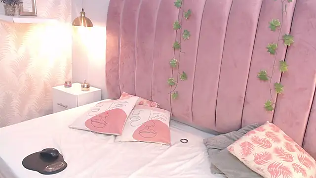 LeenaBrown online show from February 21, 7:10 pm