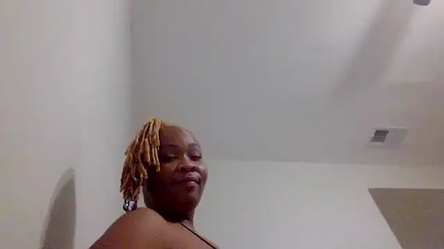 Snapshot of AllLeggs chatting on December 22, 8:58 pm AllLeggs online show from December 22, 8:58 pm