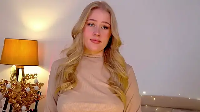 JuliaJaee online show from January 13, 7:10 pm