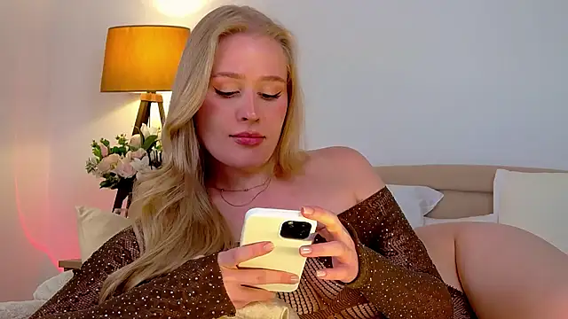 JuliaJaee online show from March 7, 8:00 pm