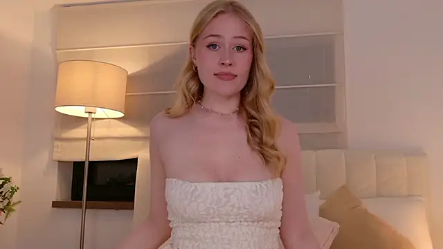 JuliaJaee online show from April 20, 4:43 pm