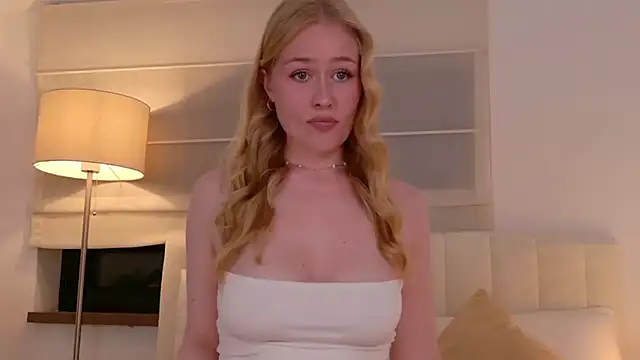 JuliaJaee online show from April 21, 6:01 pm