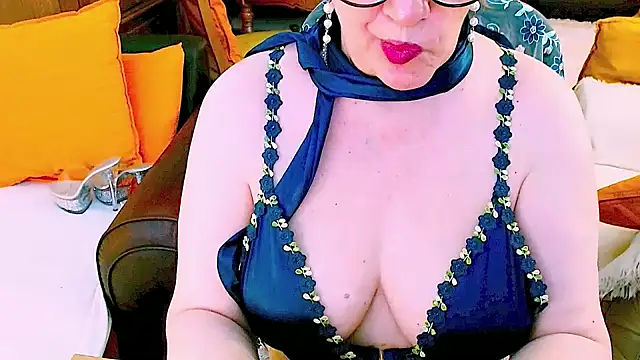 Snapshot of GattonaBiondona chatting on June 21, 8:17 am GattonaBiondona online show from June 21, 8:17 am