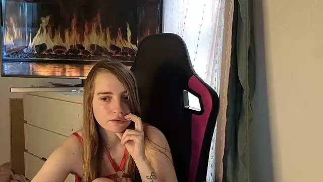 Snapshot of EvieRoseex chatting on June 19, 10:30 am EvieRoseex online show from June 19, 10:30 am