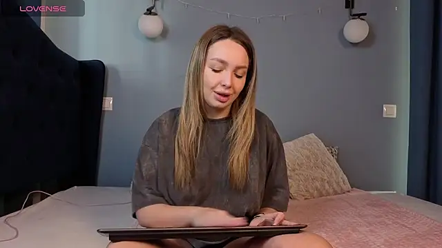 AnnaMaee online show from March 10, 9:47 am