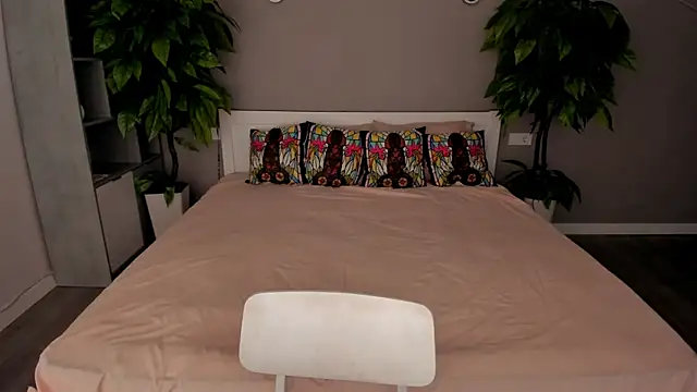 MagicPeachh  online show from September 26, 5:55 am