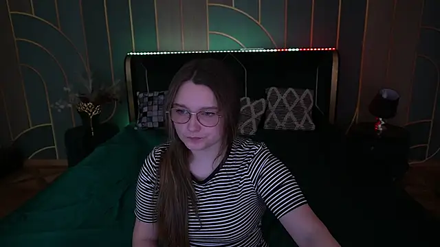 MagicPeachh  online show from November 14, 6:45 am