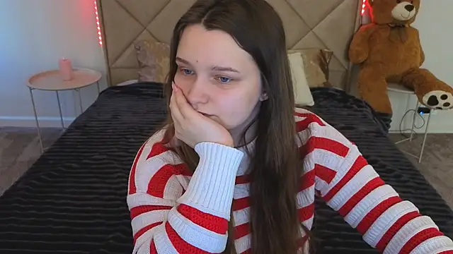 MagicPeachh  online show from April 13, 5:35 am