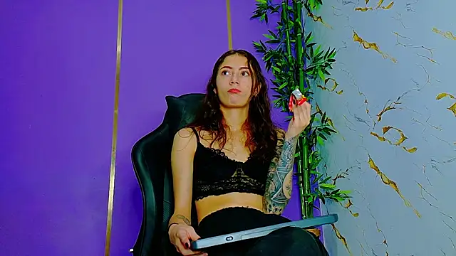 Snapshot of scarlet-jonesx chatting on September 28, 12:16 am scarlet-jonesx online show from September 28, 12:16 am