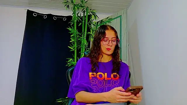 Snapshot of scarlet-jonesx chatting on November 24, 4:34 am scarlet-jonesx online show from November 24, 4:34 am