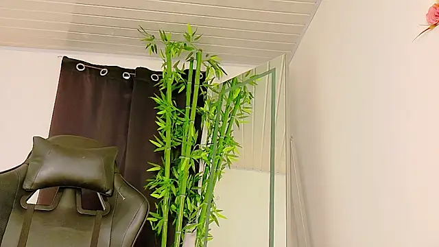 Snapshot of scarlet-jonesx chatting on November 29, 10:24 pm scarlet-jonesx online show from November 29, 10:24 pm