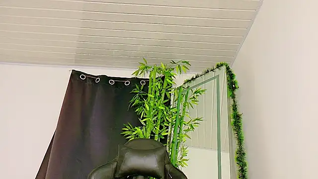 Snapshot of scarlet-jonesx chatting on December 13, 11:43 pm scarlet-jonesx online show from December 13, 11:43 pm