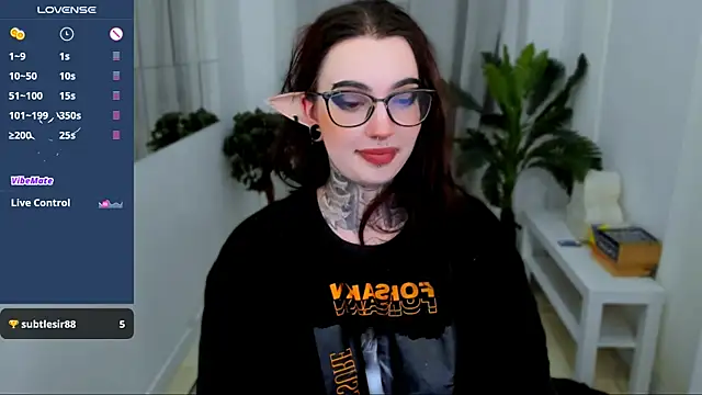 Snapshot of Dixi_Pixi_ chatting on February 6, 1:43 pm Dixi Pixi online show from February 6, 1:43 pm