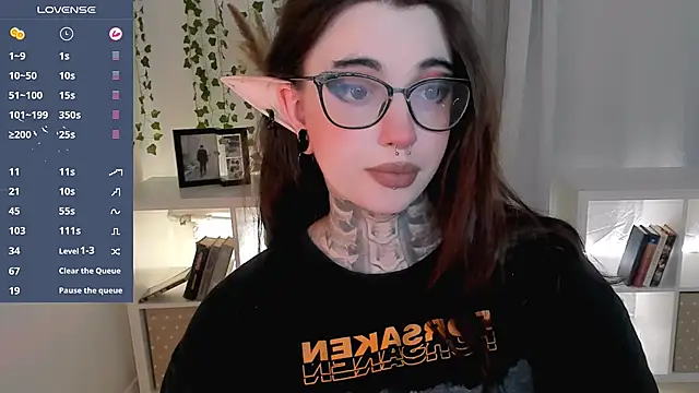 Snapshot of Dixi_Pixi_ chatting on October 17, 5:43 am Dixi Pixi online show from October 17, 5:43 am