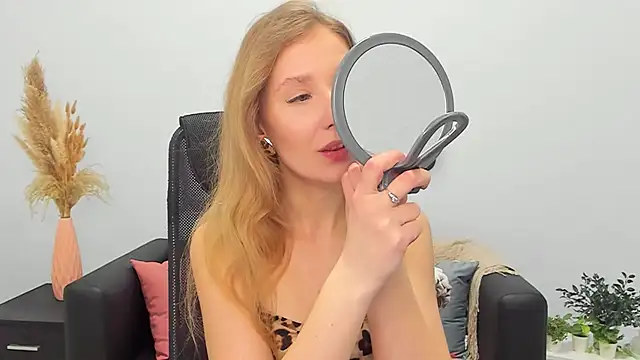 LolaWilsons online show from March 2, 2:00 pm