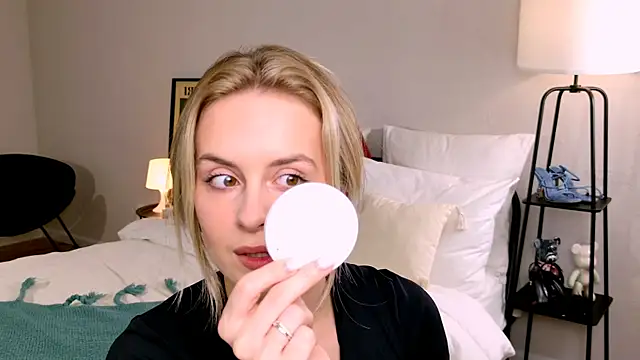 RozzitaBedberry online show from September 20, 6:14 am