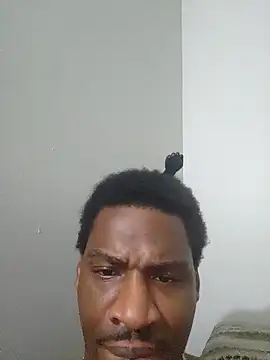 Snapshot of 007Giovani chatting on February 12, 8:31 am 007Giovani online show from February 12, 8:31 am