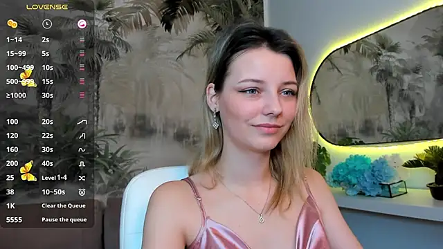 pretty little thing online show from January 15, 7:23 pm