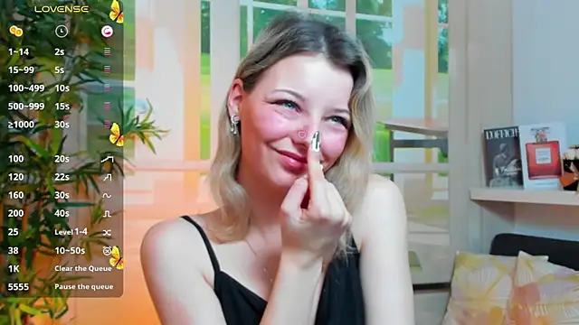 pretty little thing online show from January 29, 3:04 pm