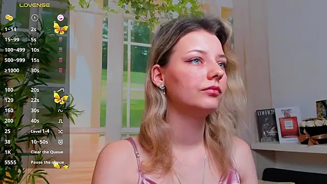 pretty little thing online show from January 29, 11:35 pm