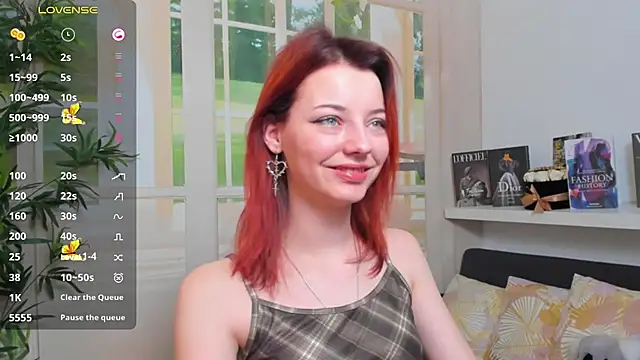 pretty little thing online show from February 15, 11:17 am