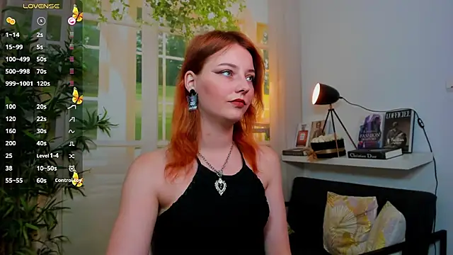 pretty little thing online show from September 25, 2:10 pm