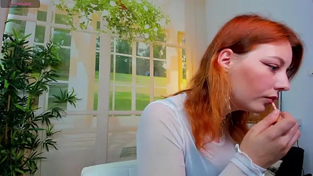 pretty little thing online show from October 5, 1:09 pm