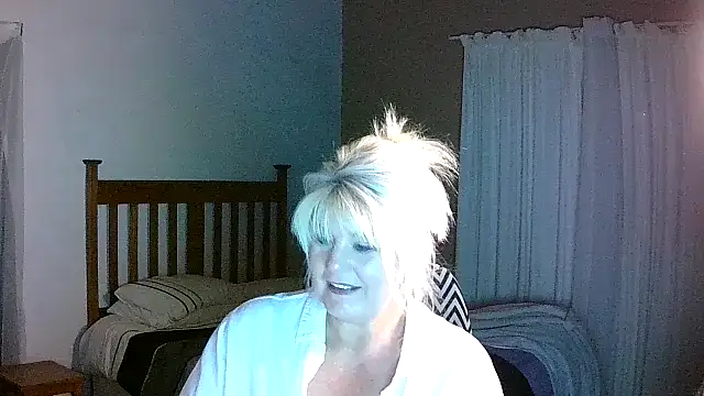 Snapshot of Miahotmilf chatting on November 7, 9:04 pm Miahotmilf online show from November 7, 9:04 pm