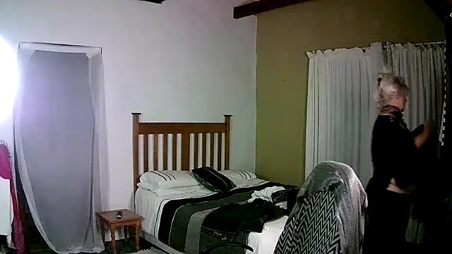 Snapshot of Miahotmilf chatting on November 15, 10:04 pm Miahotmilf online show from November 15, 10:04 pm