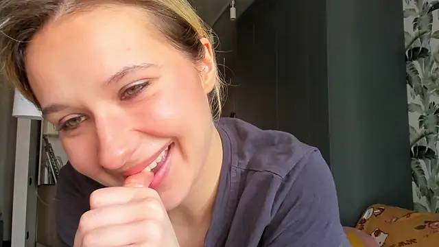 Lilith lutherlow online show from April 12, 10:09 am