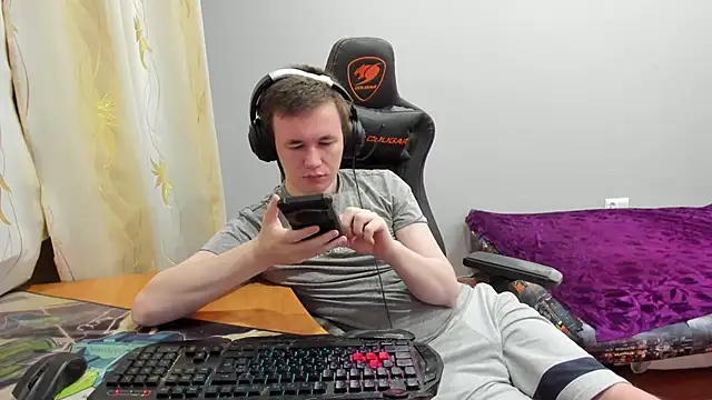 Snapshot of iliaskrislove chatting on December 14, 1:22 am iliaskrislove online show from December 14, 1:22 am