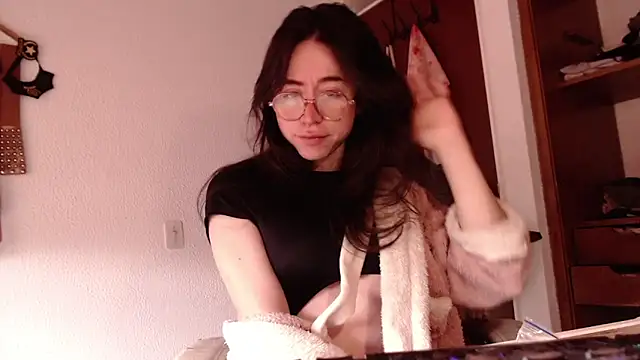 emily pearl  online show from December 4, 1:42 pm