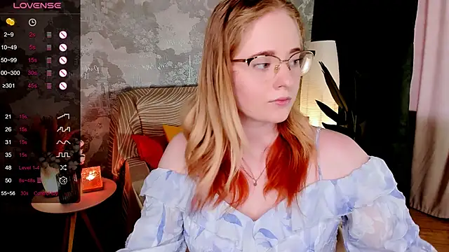 Snapshot of Aemilia_ chatting on June 25, 8:52 am Aemilia online show from June 25, 8:52 am
