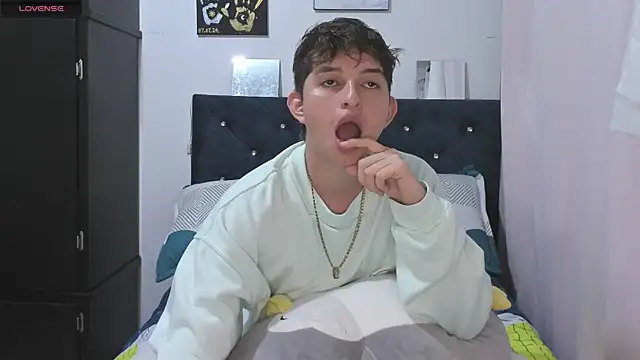Snapshot of Hanz_peterss chatting on March 1, 10:42 pm Hanz peterss online show from March 1, 10:42 pm