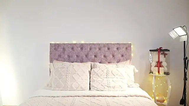 Snapshot of samantha_evans2 chatting on February 18, 12:06 am samantha evans2 online show from February 18, 12:06 am