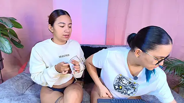 Jules n Gia online show from December 16, 10:42 am