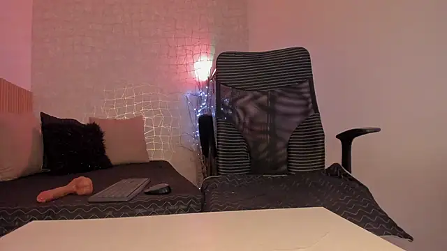 Snapshot of Bella_desi_ chatting on January 4, 3:17 pm Bella desi  online show from January 4, 3:17 pm