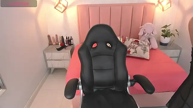 SUNNYCYRUS online show from December 4, 7:45 pm