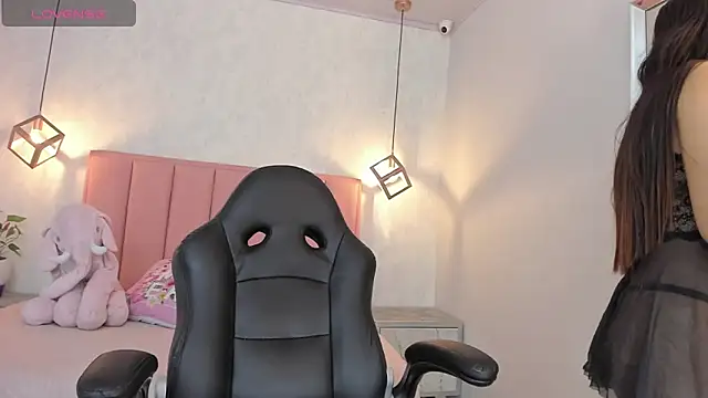 SUNNYCYRUS online show from March 10, 7:40 pm