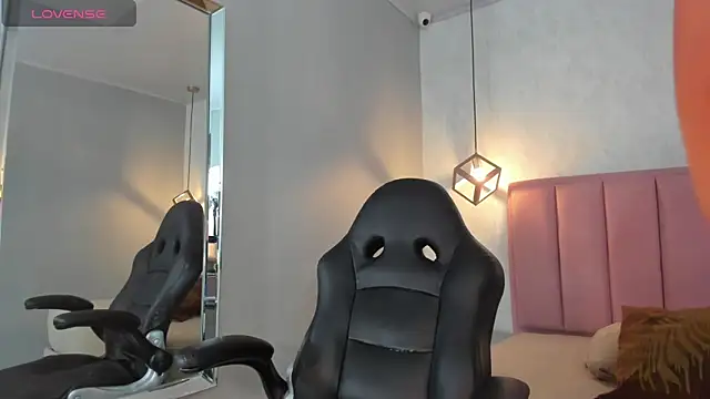 SUNNYCYRUS online show from April 20, 12:52 pm