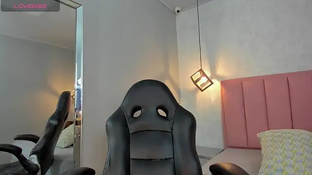 SUNNYCYRUS online show from April 22, 12:50 pm