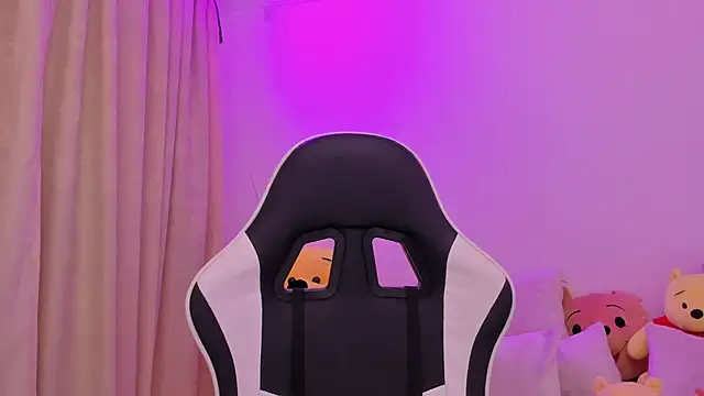 shanel taylor online show from December 4, 3:54 pm