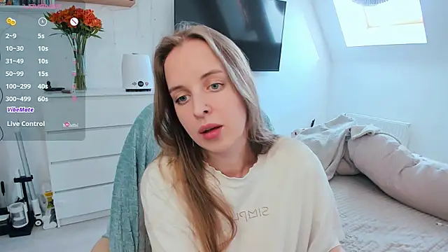 Snapshot of violet_blue_eyes chatting on April 8, 1:33 pm violet blue eyes online show from April 8, 1:33 pm
