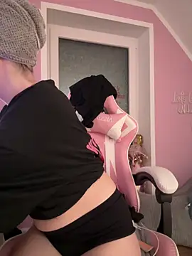 Livewithlucy online show from March 11, 7:03 am