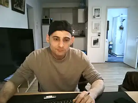 Snapshot of mihaimichael chatting on May 10, 6:13 pm mihaimichael online show from May 10, 6:13 pm