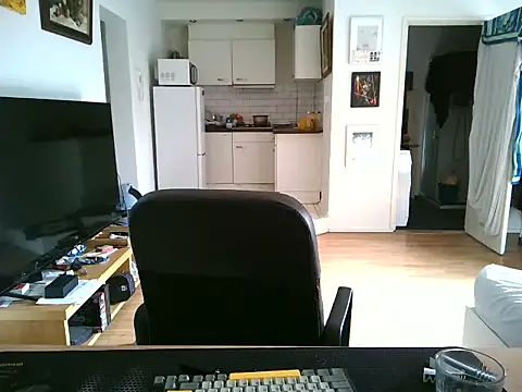 Snapshot of mihaimichael chatting on June 30, 12:06 pm mihaimichael online show from June 30, 12:06 pm