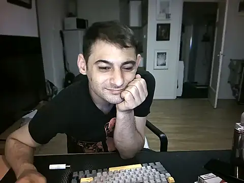 Snapshot of mihaimichael chatting on July 14, 2:05 am mihaimichael online show from July 14, 2:05 am