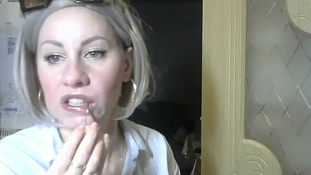 TherestlessKitty online show from December 3, 6:04 am