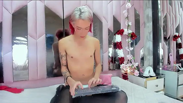 Snapshot of MadisonWood01 chatting on December 19, 4:57 pm MadisonWood01 online show from December 19, 4:57 pm